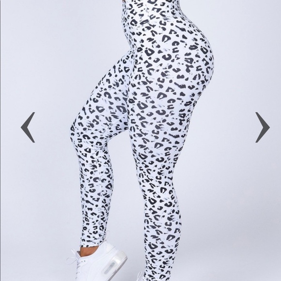 ***SOLD*** Scrunch bum Snow leopard Leggings - Picture 2 of 10